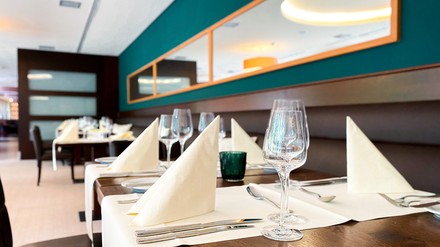Tische sind eingedeckt im Senses im Dolce by Wyndham Bad Nauheim