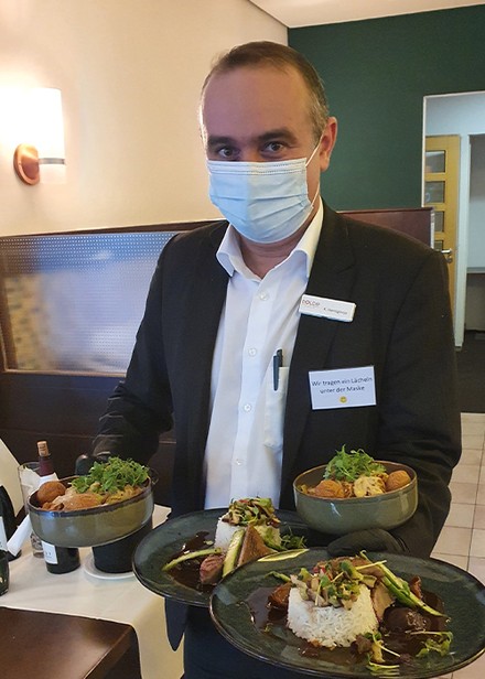 Köstlichkeiten aus asiatischer und europäischer Küche servierten Serviceleiter Kresimir Hercigonja und sein Team den Gästen zur Eröffnung des neuen Restaurants „Senses“.