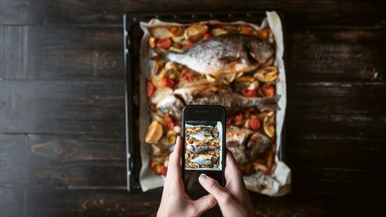 Jemens fotografiert ein Gericht mit dem Handy