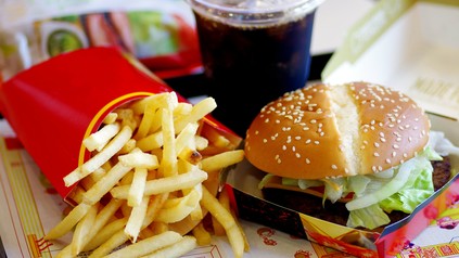 Burger, Pommes Frites und Cola