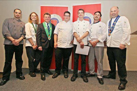 Ein Gruppenbild mit mehreren Köchen