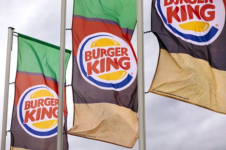 Drei Fahnen mit dem Burger King Logo