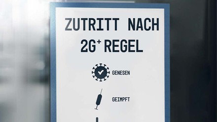 Schild zur 2G-Plus-Regel