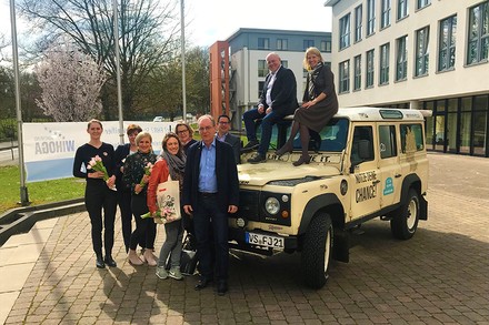 Das Team der WIHOGA mit Markenbotschafterin Maria Mittendorfer (l.) und den Vertretern der anwesenden Anbieter von attraktiven Ausbildungsstellen. (© WIHOGA)
Das WIHOGA-Team neben einem Fair-Job-Trophy-Truck