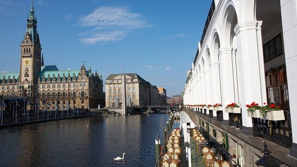 Café an der Alster mit Blick auf das Hamburger Rathaus