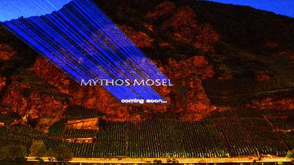 Ein LAser wirft die Wörter "Mythos Mosel" in den Himmel