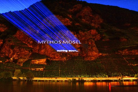 Ein LAser wirft die Wörter „Mythos Mosel“ in den Himmel