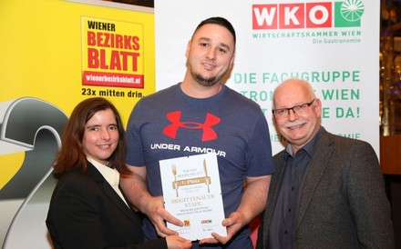 Der Gewinner des ersten Platzes im Brigittenauer Stadt bei der Preisübergabe