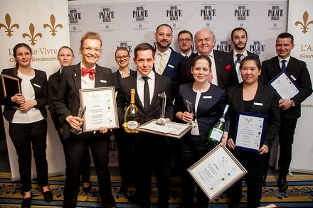 Eine Gruppe junger Gastgeber mit Urkunden in der Hand