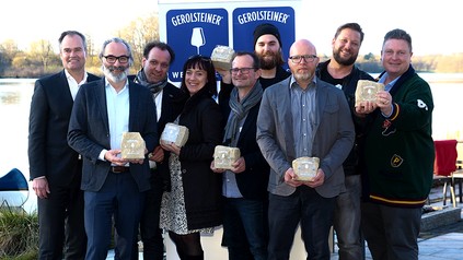 Eine Gruppe Wein-Gastronomen mit Pokalen in der Hand