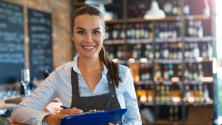 Kellnerin mit Stift und Zettel