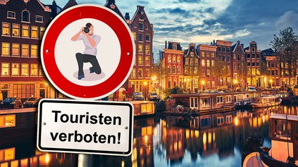 Ein Verbotsschild vor der Stadtkulisse Amsterdams