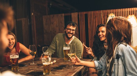 Auch Bars und Kneipen in Baden-Württemberg dürfen ab Pfingsten Gästen draußen bewirten. (Foto: ©Milenko Đilas – Veternik/stock-adobe.com)
Gruppe junger Leute sitzt draußen und trinken Bier und Wein