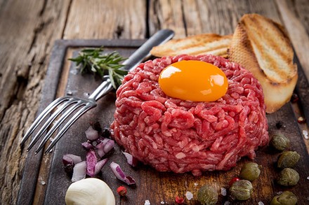 Beef Tatar frisch zubereitet und angerichtet