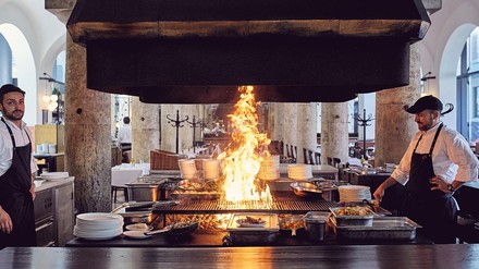 Der brenner – Bar und Grill in der denkmalgeschützten Säulenhalle des Münchner Marstalls vermittelt eine zeitlose Urbanität.