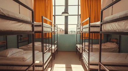 Leere Stockbetten in einer Jugendherberge/Hostel