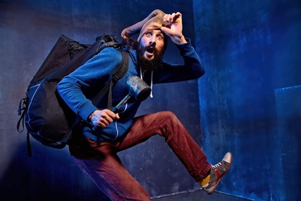 Dieb zieht Strumpf aus seinem Gesicht