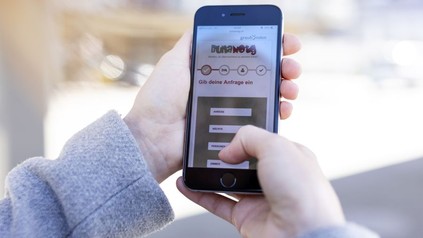 User verwendet Buna Notg auf seinem Handy.