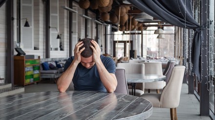 Ein Wirt in einem leeren Restaurant
