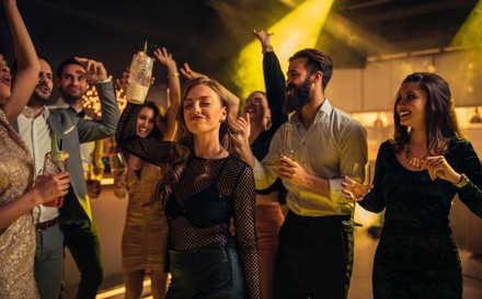 ausgelassene Stimmung in einer Bar