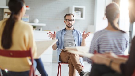 Dozent beim Coaching vor einer Klasse