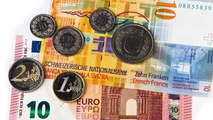 Mehrere Gedscheine und Münzen in verschiedenen Währungen