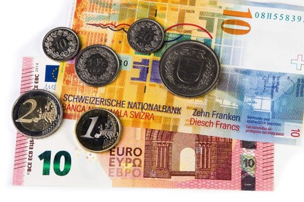 Mehrere Gedscheine und Münzen in verschiedenen Währungen