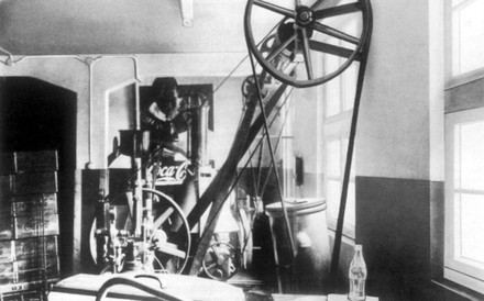 erste Abfüllmaschine von Coca-Cola 1929 in Essen