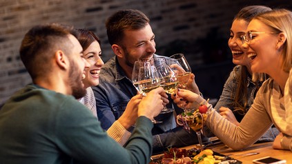 Eine Gruppe fröhlicher Gäste in einem Restaurant