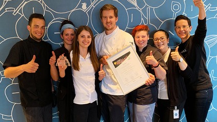 Eine Gruppe junger Leute mit Urkunden in der Hand