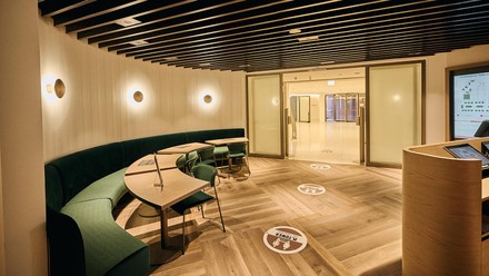 In Holzoptik gehatener Eingangsbereich des Restaurants im Frankfurter M.Tower