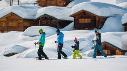 Familie am Schneeschuhlaufen.