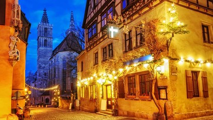 Beleuchtete Straße aus Pflastersteinen