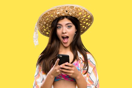 Eine Touristin mit Handy in der Hand