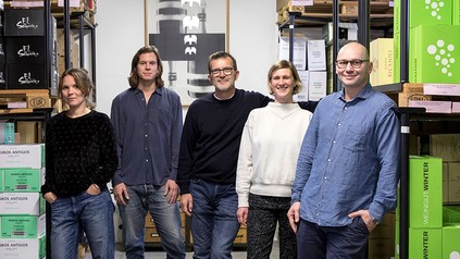Ein Mitarbeiterteam in einer Weinhandlung