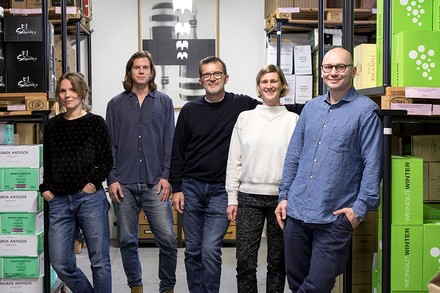 Ein Mitarbeiterteam in einer Weinhandlung