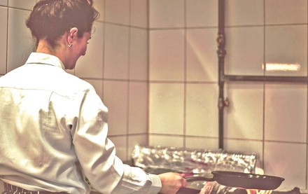 Köchin in der Küche