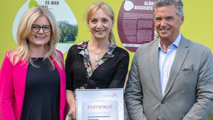 Monica Rintersbacher (Geschäftsführerin Leitbetriebe Austria), Ulli Retter (Geschäftsführerin Retter) und Andreas Gnesda (Beiratsvorsitzender Leitbetriebe Austria) bei der Zertifikatsübergabe. (Foto: © Jürgen Bogner biteme.digital)
Monica Rintersbacher (Geschäftsführerin Leitbetriebe Austria), Ulli Retter (Geschäftsführerin Retter) und Andreas Gnesda (Beiratsvorsitzender Leitbetriebe Austria)