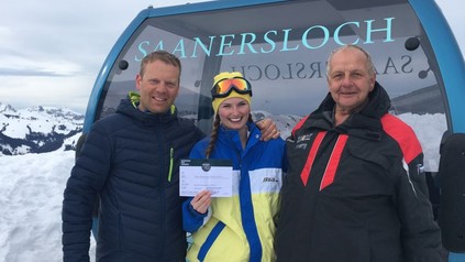 Jan Brand, Heinz Brand und Jeanne von Siebenthal bei der Preisübergabe vor der Saanerslochbahn
