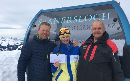 Jan Brand, Heinz Brand und Jeanne von Siebenthal bei der Preisübergabe vor der Saanerslochbahn