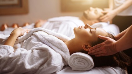 Ein Paar lässt sich von zwei Masseuren massieren