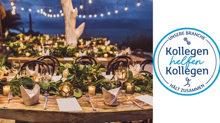 Gedeckter Tisch und Logo des Events