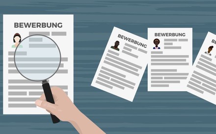 Bewerbung wird mit Lupe angesehen