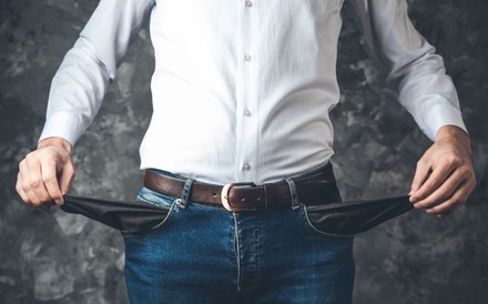 Mann zeigt leere Hosentaschen