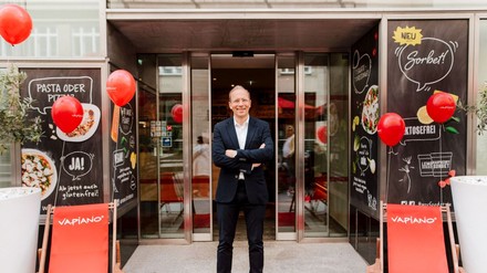 Josef Donhauser vor einem Vapiano-Restaurant