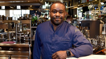 Nelson Müller in seinem Restaurant Müllers