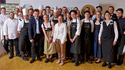 Viele junge Köche mit Urkunden