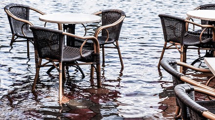 Der Bund will die Insolvenzantragspflicht für Unternehmen, die vom Hochwasser betroffen waren, vorübergehend aussetzen. (Foto: © Slepitssskaya/stock.adobe.com)
Café das unter Wasser steht
