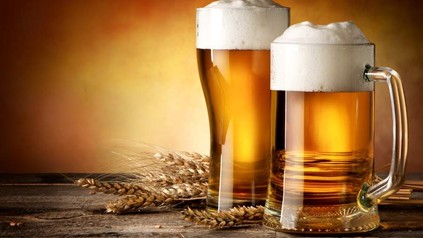 Ein Glas Bier und ein Krug Bier mit Getreide