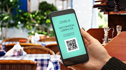 Impfnachweis auf dem Handy wird im Restaurant vorgezeigt